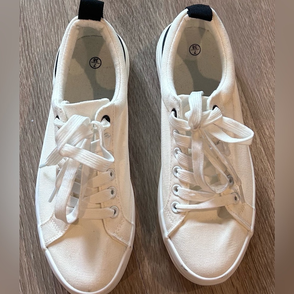 Womens Low Cut Canvas Shoes - size 7